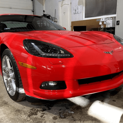 Piros chevrolet corvette